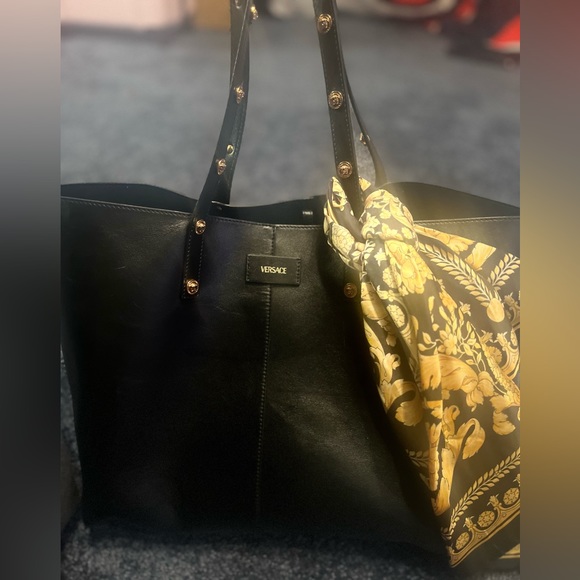 I am selling a large Versace Bag , black and it’s in a good condition. - Picture 1 of 2